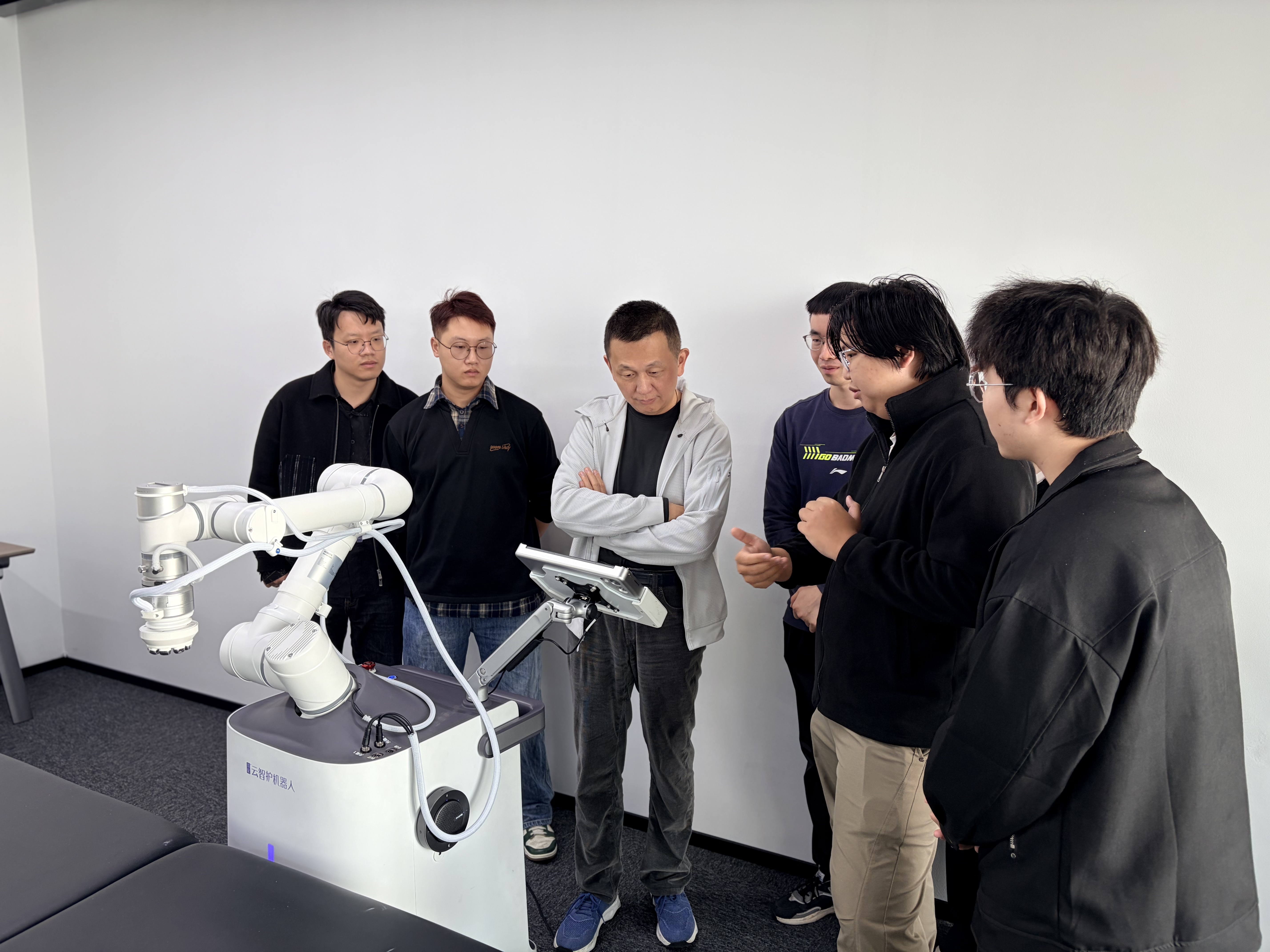 AI赋能健康护理新变革 “长沙智造”俏妃云智护机器人引资本关注 AI赋能健康护理新变革 “长沙智造”俏妃云智护机器人引资本关注